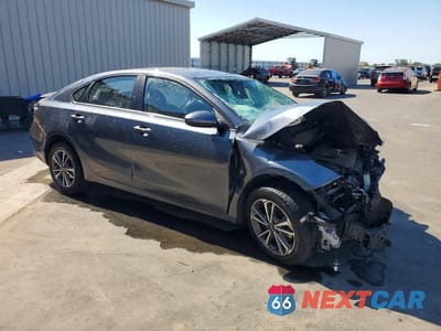 Czwarte zdjęcie samochodu z boku: 2023 KIA FORTE LXS VIN:3KPF24AD5PE566444 - miniatura