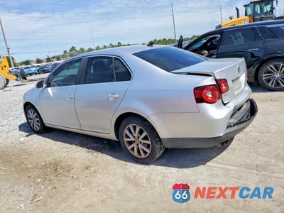 Drugie zdjęcie samochodu z przodu: 2010 VOLKSWAGEN JETTA SE VIN:3VWRX7AJ2AM063339 - miniatura