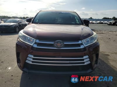 Piąte zdjęcie samochodu w środku: 2019 TOYOTA HIGHLANDER LE VIN:5TDZZRFH9KS296411 - miniatura