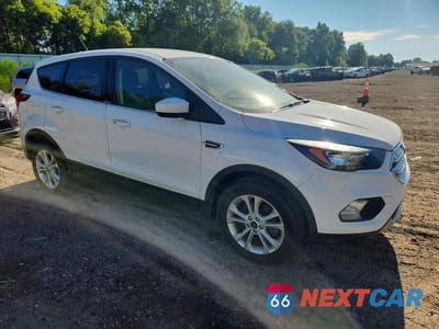 Czwarte zdjęcie samochodu z boku: 2019 FORD ESCAPE SE VIN:1FMCU9GD0KUA33439 - miniatura