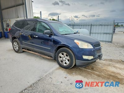 Czwarte zdjęcie samochodu z boku: 2012 CHEVROLET TRAVERSE LS VIN:1GNKREED8CJ134283 - miniatura