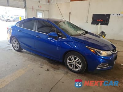 Czwarte zdjęcie samochodu z boku: 2018 CHEVROLET CRUZE LT VIN:1G1BE5SM3J7204686 - miniatura