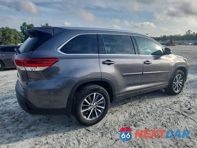 Trzecie zdjęcie samochodu z tyłu: 2018 TOYOTA HIGHLANDER XLE VIN:5TDJZRFH5JS525064 - miniatura