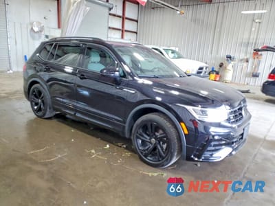 Czwarte zdjęcie samochodu z boku: 2024 VOLKSWAGEN TIGUAN SE R-LINE BLACK VIN:3VV8B7AX5RM180993 - miniatura