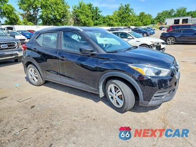 Czwarte zdjęcie samochodu z boku: 2019 NISSAN KICKS S VIN:3N1CP5CU3KL558776 - miniatura