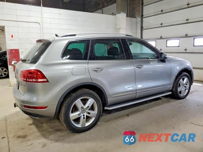 Trzecie zdjęcie samochodu z tyłu: 2011 VOLKSWAGEN TOUAREG HYBRID VIN:WVGFG9BP1BD004991 - miniatura