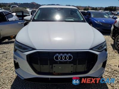 Piąte zdjęcie samochodu w środku: 2021 AUDI E-TRON PREMIUM VIN:WA1AAAGE4MB022841 - miniatura