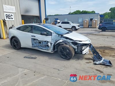 Czwarte zdjęcie samochodu z boku: 2026 TOYOTA PRIUS NIGHTSHADE VIN:JTDADABU1T3031176 - miniatura