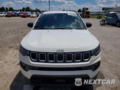 Piąte zdjęcie samochodu w środku: 2025 JEEP COMPASS LATITUDE VIN:3C4NJDBN5ST586249 - miniatura