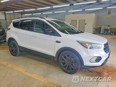 Czwarte zdjęcie samochodu z boku: 2017 FORD ESCAPE SE VIN:1FMCU0GD4HUA84172 - miniatura