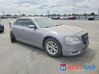 Czwarte zdjęcie samochodu z boku: 2015 CHRYSLER 300 LIMITED VIN:2C3CCAAG6FH930936 - miniatura