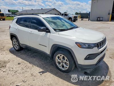 Czwarte zdjęcie samochodu z boku: 2025 JEEP COMPASS LATITUDE VIN:3C4NJDBN5ST586249 - miniatura