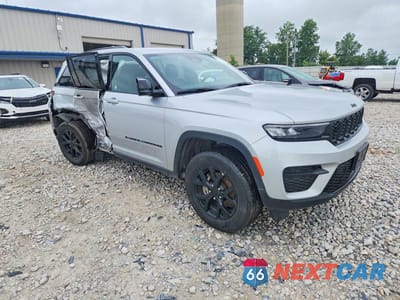 Czwarte zdjęcie samochodu z boku: 2025 JEEP GRAND CHEROKEE LAREDO VIN:1C4RJHAGXS8699155 - miniatura