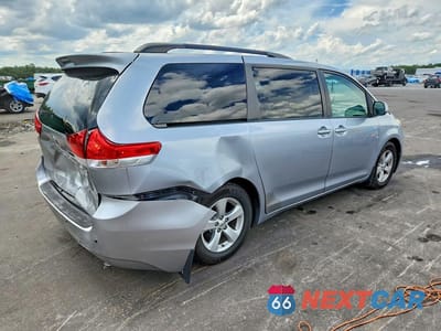 Trzecie zdjęcie samochodu z tyłu: 2014 TOYOTA SIENNA LE VIN:5TDKK3DC8ES422823 - miniatura