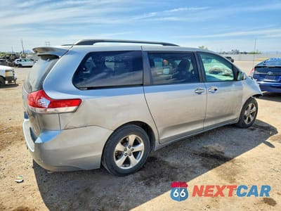 Trzecie zdjęcie samochodu z tyłu: 2013 TOYOTA SIENNA LE VIN:5TDKK3DC5DS378939 - miniatura