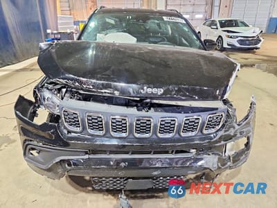 Piąte zdjęcie samochodu w środku: 2025 JEEP COMPASS LATITUDE VIN:3C4NJDBN0ST597532 - miniatura