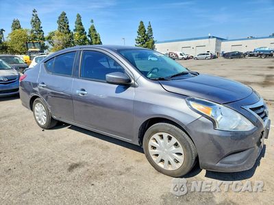 Czwarte zdjęcie samochodu z boku: 2019 NISSAN VERSA SV VIN:3N1CN7AP4KL842500 - miniatura