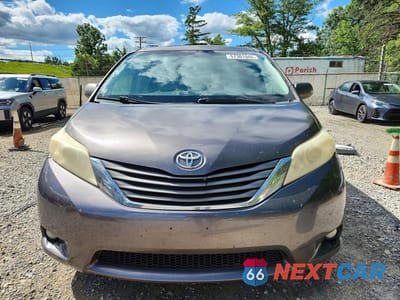 Piąte zdjęcie samochodu w środku: 2013 TOYOTA SIENNA XLE 8-PASSENGER VIN:5TDYK3DC5DS362220 - miniatura