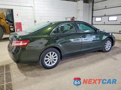Trzecie zdjęcie samochodu z tyłu: 2010 TOYOTA CAMRY XLE VIN:4T4BF3EK9AR010959 - miniatura