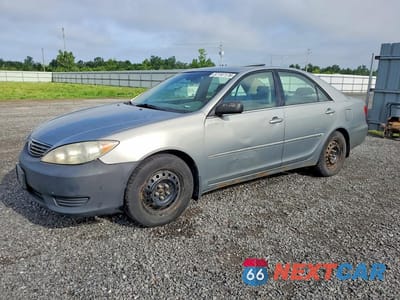 2005 TOYOTA CAMRY LE V6 4T1BF30K15U613007 - główne zdjęcie licytacji z USA - miniatura