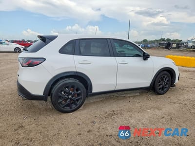 Trzecie zdjęcie samochodu z tyłu: 2025 HONDA HR-V SPORT VIN:3CZRZ1H52SM701054 - miniatura