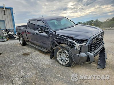 Czwarte zdjęcie samochodu z boku: 2024 TOYOTA TUNDRA CREWMAX SR5 VIN:5TFLA5EC1RX034902 - miniatura