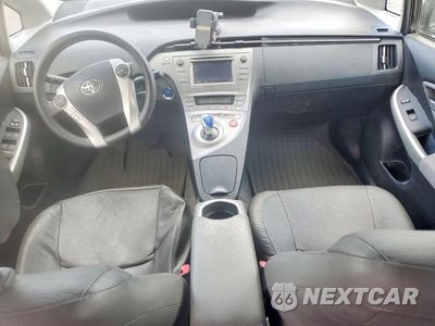 Zdjęcie 8 z 12 samochodu: 2013 TOYOTA PRIUS THREE VIN:JTDKN3DU1D5631034 - miniatura
