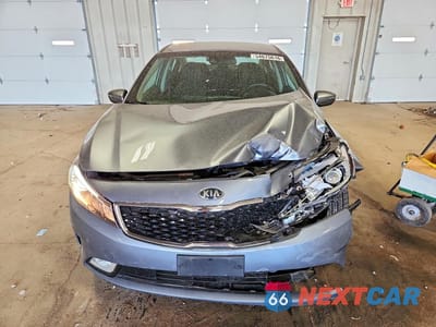 Piąte zdjęcie samochodu w środku: 2017 KIA FORTE S VIN:3KPFL4A70HE028856 - miniatura