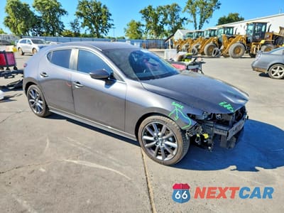 Czwarte zdjęcie samochodu z boku: 2021 MAZDA 3 SELECT VIN:JM1BPAKL7M1306811 - miniatura