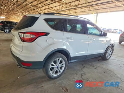 Trzecie zdjęcie samochodu z tyłu: 2018 FORD ESCAPE SE VIN:1FMCU0GD0JUB14158 - miniatura