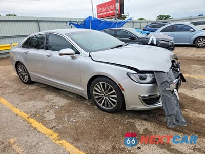 Czwarte zdjęcie samochodu z boku: 2018 LINCOLN MKZ PREMIERE VIN:3LN6L5A91JR626228 - miniatura