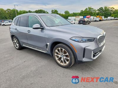 Czwarte zdjęcie samochodu z boku: 2025 BMW X5 XDRIVE50E VIN:5UX43EU08S9X01012 - miniatura