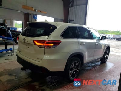 Trzecie zdjęcie samochodu z tyłu: 2019 TOYOTA HIGHLANDER LE PLUS VIN:5TDBZRFH2KS996496 - miniatura