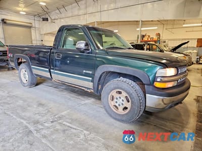 Czwarte zdjęcie samochodu z boku: 2002 CHEVROLET SILVERADO K1500 VIN:1GCEK14T92Z219760 - miniatura