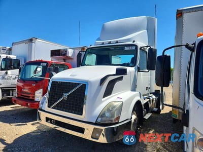 Drugie zdjęcie samochodu z przodu: 2017 VOLVO VNL SEMI TRUCK VIN:4V4NC9EG3HN992158 - miniatura