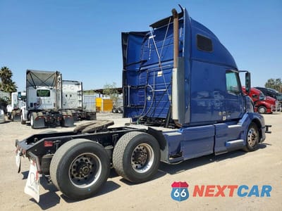 Czwarte zdjęcie samochodu z boku: 2014 VOLVO VNL SEMI TRUCK VIN:4V4N99EH6EN174314 - miniatura