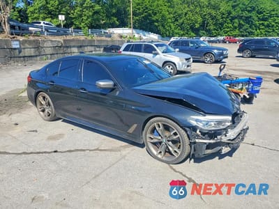 Czwarte zdjęcie samochodu z boku: 2018 BMW M550XI VIN:WBAJB9C59JB036105 - miniatura