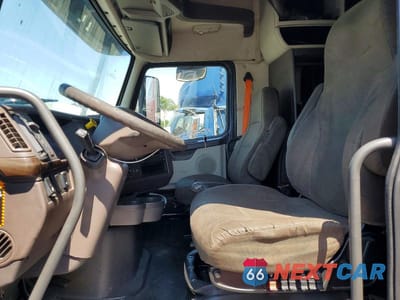 Piąte zdjęcie samochodu w środku: 2014 VOLVO VNL SEMI TRUCK VIN:4V4N99EH6EN174314 - miniatura
