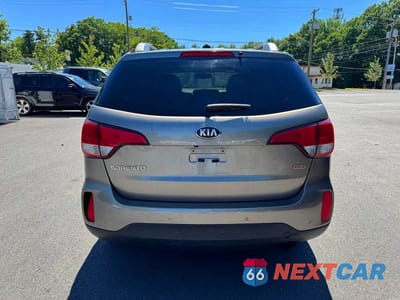 Piąte zdjęcie samochodu w środku: 2015 KIA SORENTO LX VIN:5XYKTCA67FG652623 - miniatura