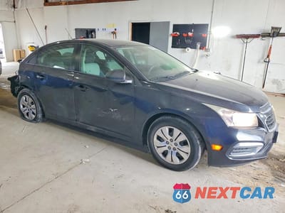 Czwarte zdjęcie samochodu z boku: 2015 CHEVROLET CRUZE LS VIN:1G1PA5SG7F7177348 - miniatura