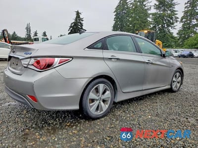 Trzecie zdjęcie samochodu z tyłu: 2011 HYUNDAI SONATA HYBRID VIN:KMHEC4A47BA015528 - miniatura