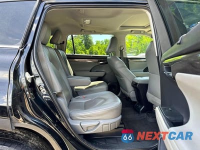 Zdjęcie 8 z 10 samochodu: 2023 TOYOTA HIGHLANDER LIMITED VIN:5TDKDRBH4PS001390 - miniatura