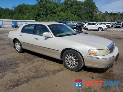 Czwarte zdjęcie samochodu z boku: 2006 LINCOLN TOWN CAR SIGNATURE VIN:1LNHM81V76Y626893 - miniatura