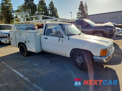 Czwarte zdjęcie samochodu z boku: 1987 TOYOTA PICKUP CAB CHASSIS RN55 VIN:JT5RN55T2H7008737 - miniatura