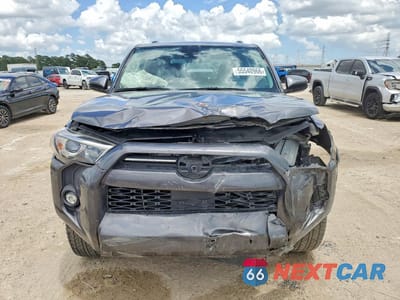 Piąte zdjęcie samochodu w środku: 2023 TOYOTA 4RUNNER SR5 VIN:JTEMU5JR6P6097997 - miniatura