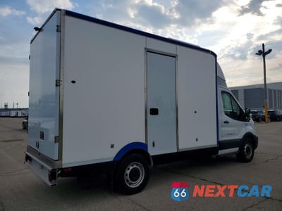 Trzecie zdjęcie samochodu z tyłu: 2022 FORD TRANSIT DELIVERY TRUCK VIN:1FDBW5Z84NKA31644 - miniatura
