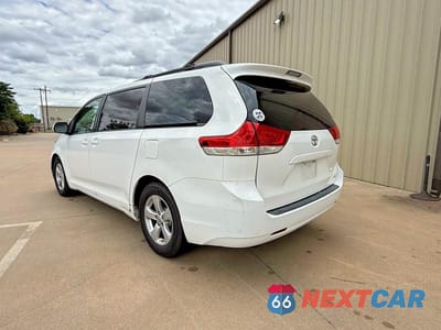 Trzecie zdjęcie samochodu z tyłu: 2014 TOYOTA SIENNA LE VIN:5TDKK3DC8ES511162 - miniatura