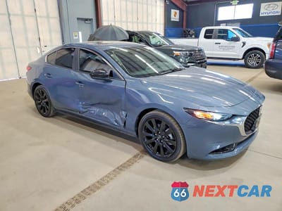 Czwarte zdjęcie samochodu z boku: 2025 MAZDA 3 PREFERRED VIN:JM1BPBCM8S1775206 - miniatura