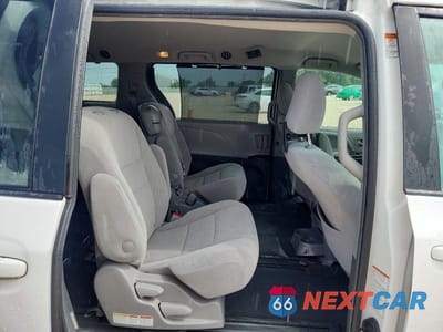 Zdjęcie 11 z 13 samochodu: 2019 TOYOTA SIENNA LE VIN:5TDKZ3DC3KS010624 - miniatura