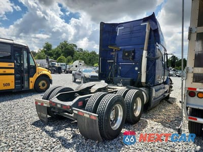 Czwarte zdjęcie samochodu z boku: 2021 VOLVO VNL SEMI TRUCK VIN:4V4NC9EHXMN281561 - miniatura